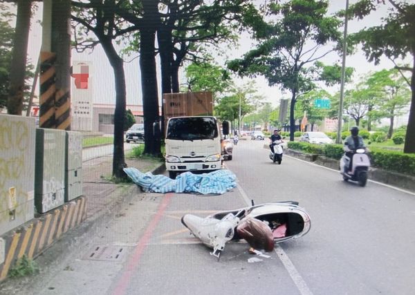 ▲▼路旁飛出「索命帆布」！突勾機車把手害2騎士摔車，驚險畫面曝。（圖／翻攝左營楠梓人FB社團）