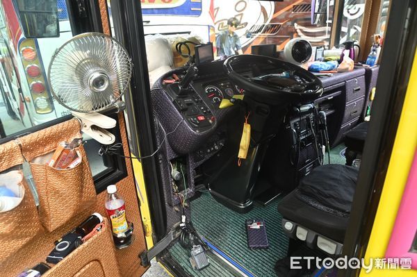 ▲交通部日前預告修正「汽車運輸業管理規則」，將要求全台1.4萬輛遊覽車設置GPS及ADAS（先進駕駛輔助系統）等刷卡機設備，若未裝設可開罰，遊覽車駕駛員職業工會號召遊覽車業者至交通部前抗議。（圖／記者李毓康攝）