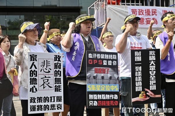 [新聞] 反對裝刷卡機｢50輛遊覽車包圍交通部｣