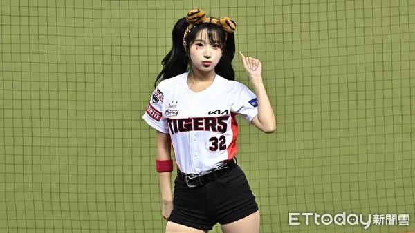  ▲▼富邦悍將流行音樂節活動大巨蛋開跑，韓國起亞虎啦啦隊「KIA TIGERS CHEERLEADER」成員李珠珢站上大巨蛋應援舞台。（圖／記者李毓康攝）