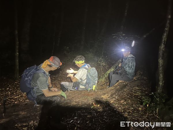 ▲▼             桃園復興區稜山因午後雷陣雨溪水暴漲，3名登山客受困。（圖／記者沈繼昌翻攝，下同）