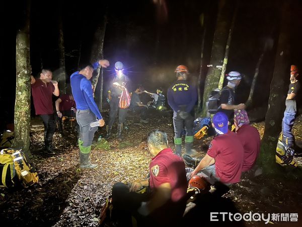 ▲▼             桃園復興區稜山因午後雷陣雨溪水暴漲，3名登山客受困。（圖／記者沈繼昌翻攝，下同）