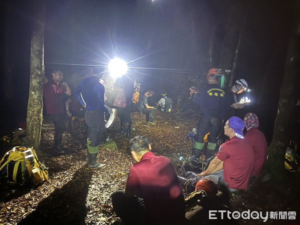 ▲▼             桃園復興區稜山因午後雷陣雨溪水暴漲，3名登山客受困。（圖／記者沈繼昌翻攝，下同）