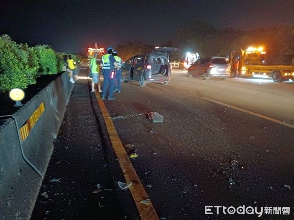 ▲▼造成後方12部車輛因輾壓砂石肇事（圖／國道公路警察局提供）