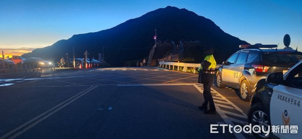 ▲機車車友於社群網路號召在今日清晨上合歡山武嶺車聚看日出，南投縣警方編排聯合稽查勤務、取締多項違規行為。（圖／記者高堂堯翻攝）