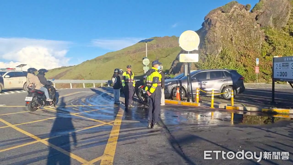 ▲機車車友於社群網路號召在今日清晨上合歡山武嶺車聚看日出，南投縣警方編排聯合稽查勤務、取締多項違規行為。（圖／記者高堂堯翻攝，下同）