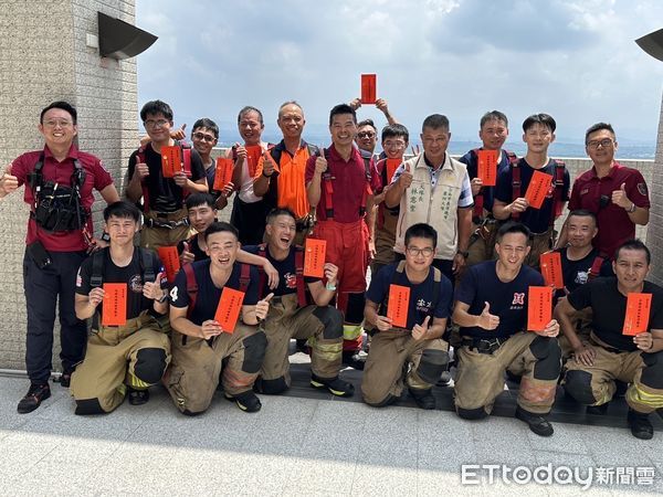 ▲台南市消防局第四大隊於26日上午舉辦「高樓建築的救災踏勘及著裝爬梯訓練」，此次踏勘訓練共計約40名消防及義消人員參與。（圖／記者林東良翻攝，下同）