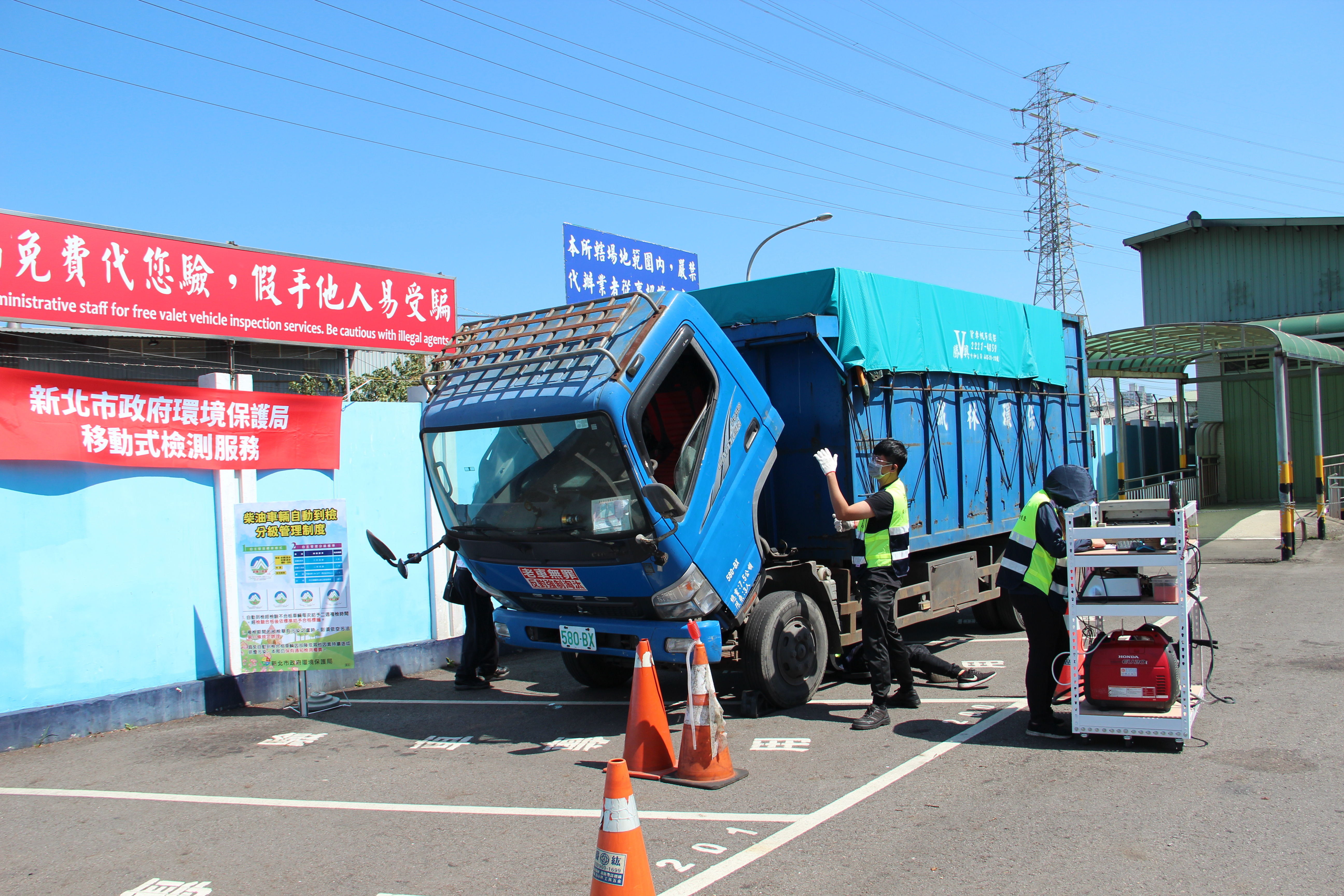 ▲新北首創柴油車隨到隨驗服務。（圖／新北市環保局提供）