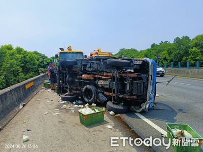 國1載水果車遭大貨車撞翻　滿地芭樂！後方一度回堵2公里