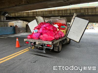 沒注意限高…小貨車「撞進建國高架橋下」卡住！急拆後車斗才脫困