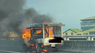 快訊／台76線小貨車突自燃竄火煙　女駕駛跳車驚險逃生