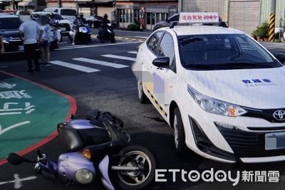 桃園23歲女學員開教練車右轉撞倒機車　女騎士倒地全身傷