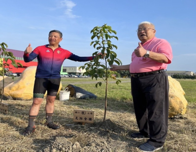 輔大鐵馬環台車隊到鹿港！校長領軍會董座校友共同種植茄苳樹