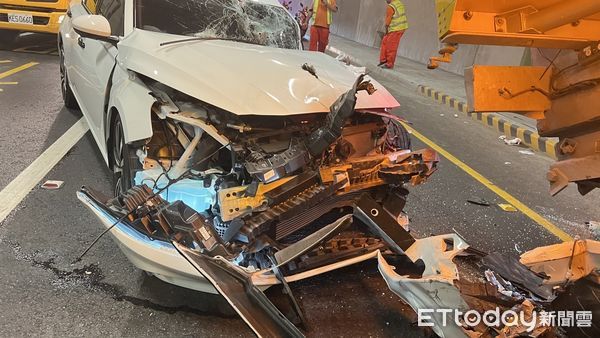 ▲▼白色轎車撞工程防撞車，轎車車頭撞爛，1男1女受傷。（圖／記者游芳男翻攝，下同）