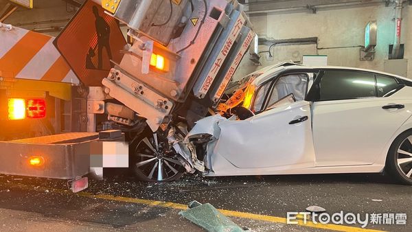 ▲▼白色轎車撞工程防撞車，轎車車頭撞爛，1男1女受傷。（圖／記者游芳男翻攝，下同）