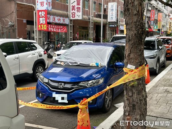 ▲▼婦失聯13天兒衝派出所求救！一查「就在對面」車窗夾滿停車單。（圖／記者許權毅攝）