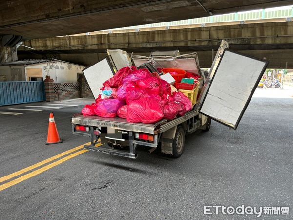 ▲小貨車沒注意到限高，卡在建國高架橋下             。（圖／記者張君豪翻攝，下同）