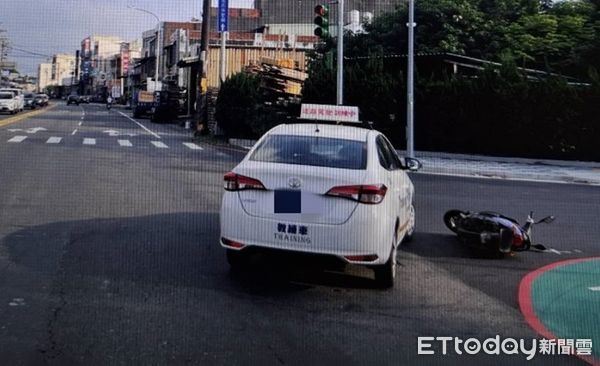 ▲邱姓女子駕駛教練車進行道路駕駛訓練時，右轉時不慎踫撞機車。（圖／中壢警分局提供）