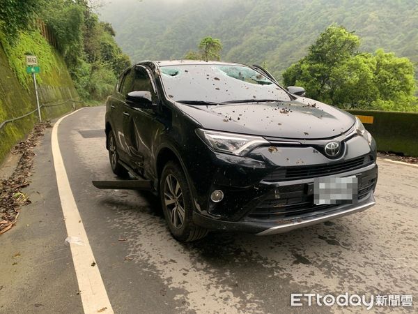 ▲苗62線同日發生2起落石砸傷人車案，法官認定縣府3個多小時無積極防範作為，造成林姓廚師截肢等損害，判准國賠131萬。（圖／記者楊永盛翻攝、下同）