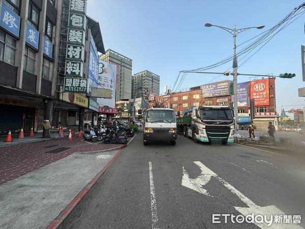 ▲▼       桃園蘆竹大貨車吊臂未收，勾落紅綠燈，      。（圖／記者沈繼昌翻攝）