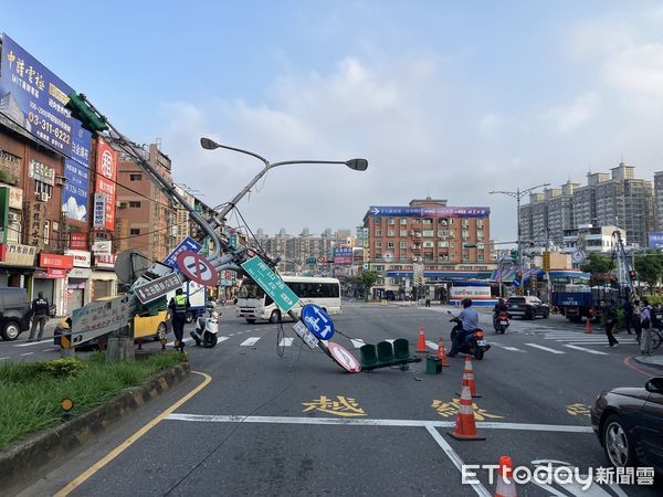 ▲▼       桃園蘆竹大貨車吊臂未收，勾落紅綠燈，      。（圖／記者沈繼昌翻攝）