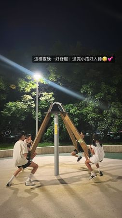 ▲▼賈靜雯深夜帶孩子去公園運動，素顏狀態網讚嘆。（圖／翻攝自IG／賈靜雯）