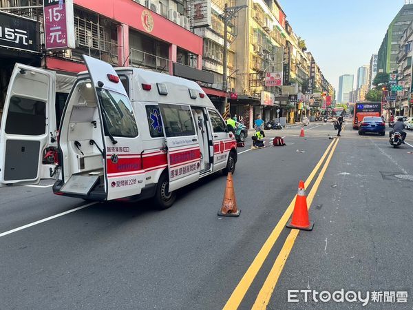 ▲▼     中和凌志轎車撞飛女騎士，她滿頭血送醫不治        。（圖／記者陳以昇翻攝）