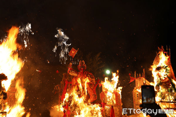 ▲▼    恭送大士爺！大士爺祭火化升天   。（圖／嘉義縣政府提供）