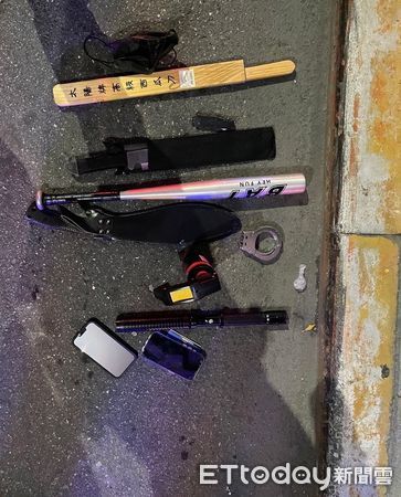 ▲▼新莊警逮捕李姓主嫌等4人，起獲西瓜刀、球棒及鞭炮等證物             。（圖／記者陳以昇翻攝）