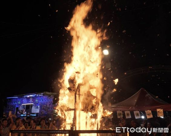 ▲竹山大士爺文化祭閉幕單日吸逾萬人，火化升仙「觀音顯靈」引高潮。（圖／籃志文提供）