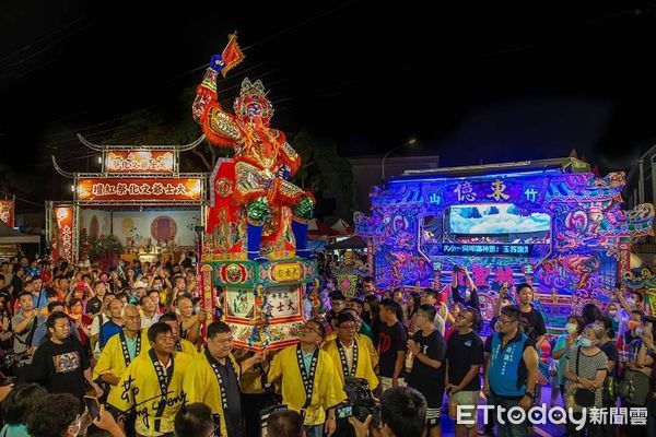 ▲竹山大士爺文化祭閉幕單日吸逾萬人，火化升仙「觀音顯靈」引高潮。（圖／籃志文提供）