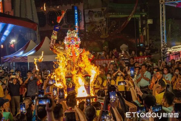 ▲竹山大士爺文化祭閉幕單日吸逾萬人，火化升仙「觀音顯靈」引高潮。（圖／籃志文提供）