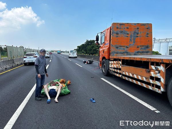 ▲國道1號頭份路段發生機車闖入國道跟大車碰撞，騎士輕傷送醫，警方正調查事故原因。（圖／翻攝臉書社團：國道高速公路 快速道路 即時路況）