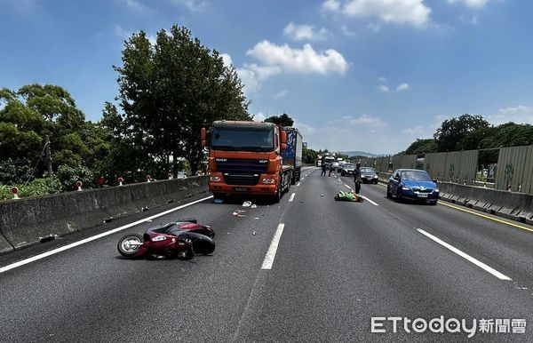 ▲國道1號頭份路段發生機車闖入國道跟大車碰撞，騎士輕傷送醫，警方正調查事故原因。（圖／翻攝臉書社團：國道高速公路 快速道路 即時路況）