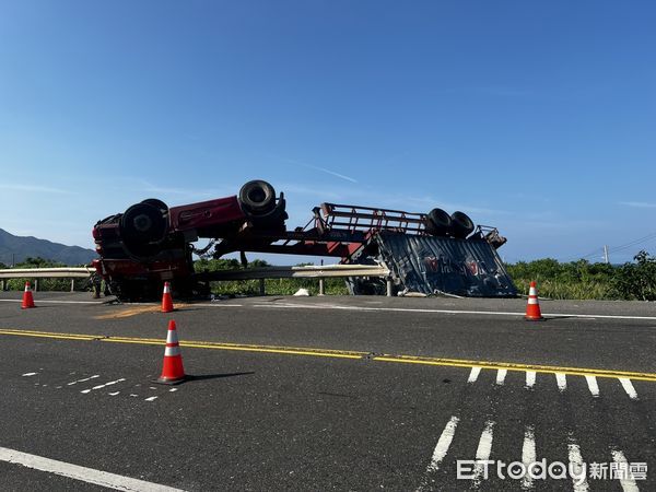 ▲▼        台2線聯結車翻覆     。（圖／記者郭世賢翻攝）