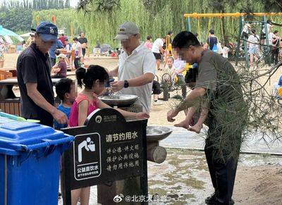 北京公園飲水機淪「洗腳池」　員工制止被嗆：這水乾淨