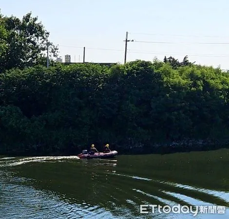 ▲台南市學甲區華宗橋，27日下午傳出有人落水，消防局出動將軍等消防分隊11車2艇15人前往搶救，並加派無人機飛手前往搜救。（圖／民眾提供，下同）