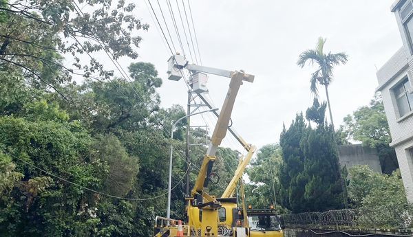 ▲台電桃園營業處指出，今年下午中壢、大園地區因饋線跳脫，導致3521戶停電，目前持續搶修中。（示意圖／台電桃園營業處提供，與本新聞無關）