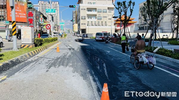 ▲台南市安平區民權路，27日下午2時許，傳出有2部機車行經該處時，疑因路面有污泥掉落，以致自摔受傷。（圖／記者林東良翻攝，下同）