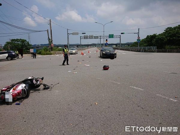 ▲苗栗市北勢橋發生死亡事故，機車違規左轉，轎車駕駛無照駕車，警方正釐清肇事責任中。（圖／記者楊永盛翻攝）