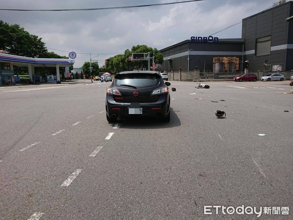 ▲苗栗市北勢橋發生死亡事故，機車違規左轉，轎車駕駛無照駕車，警方正釐清肇事責任中。（圖／記者楊永盛翻攝）