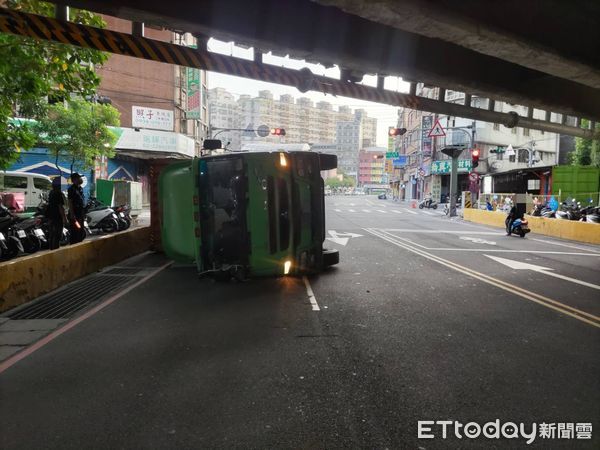 ▲▼ 聯結車撞上涵洞限高，當場側翻癱瘓交通1小時            。（圖／記者戴上容翻攝）