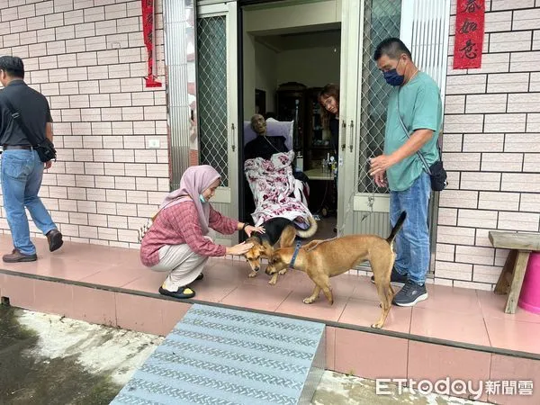 ▲臺中榮總埔里分院緩和療護病房助黃姓老翁在祖父母節前夕返家圓夢，與子孫道別。（圖／台中榮總埔里分院提供）