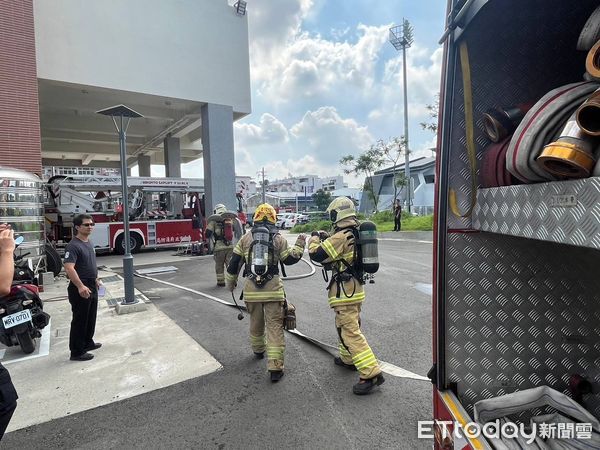 ▲台南市消防局第五大隊於28日早上10時舉辦消防車輛操作、故障排除、水源供應訓練。（圖／記者林東良翻攝，下同）