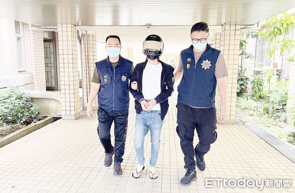 ▲警方專案小組向上溯源查獲上手收貨人李姓男子到案，遭航警人員移送桃園地檢署偵辦。（圖／記者沈繼昌翻攝）