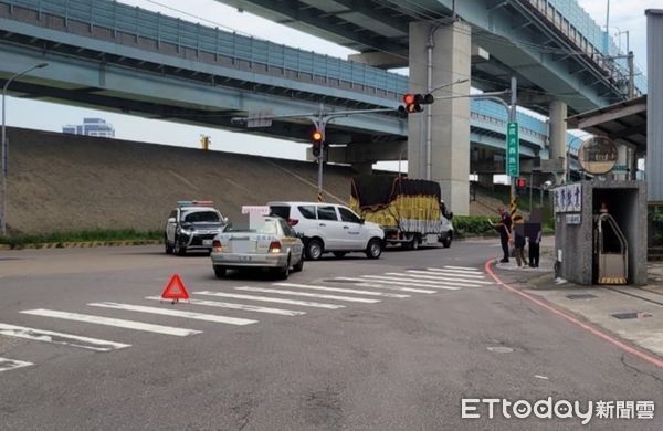 ▲▼ 教練車被違規小貨車撞擊，左後照鏡、車頭毀損            。（圖／記者戴上容翻攝）