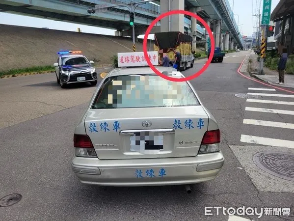 ▲▼ 教練車被違規小貨車撞擊，左後照鏡、車頭毀損            。（圖／記者戴上容翻攝）