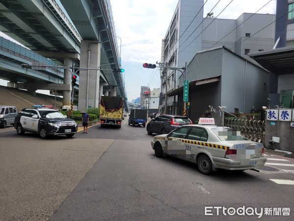 ▲▼ 教練車被違規小貨車撞擊，左後照鏡、車頭毀損            。（圖／記者戴上容翻攝）