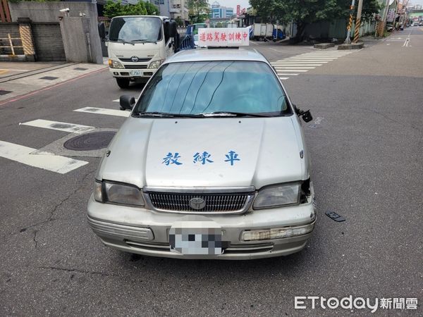 ▲▼ 教練車遭到撞擊            。（圖／記者戴上容翻攝）