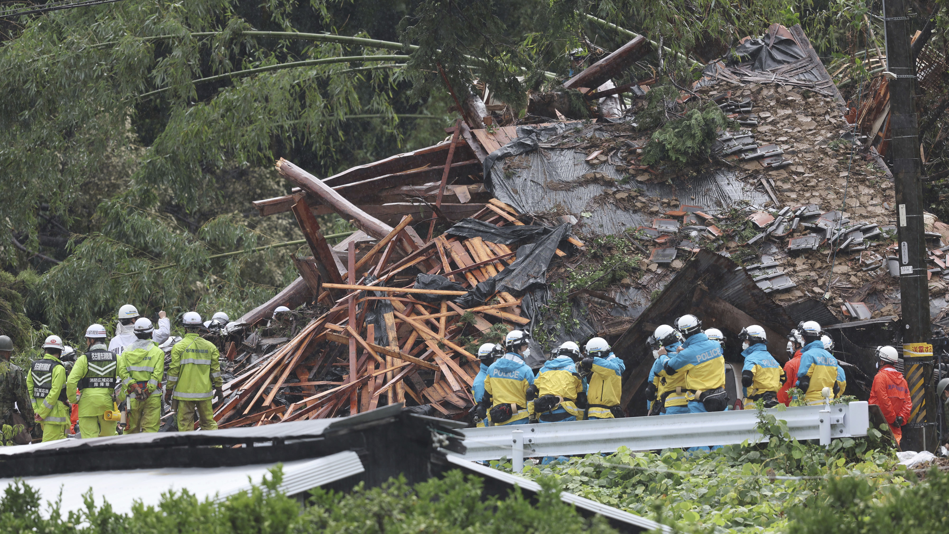 ▲▼日本愛知縣蒲郡市因豪雨發生土石流，一家五口所住的木造住宅慘遭土石活埋。（圖／達志影像／美聯社）